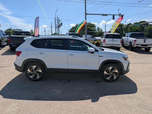 Used 2023 Volkswagen Taos SE AWD/4WD image 4