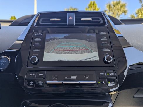 Certified 2020 Toyota Prius LE image 32