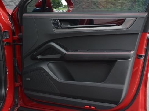 Certified 2025 Porsche Cayenne GTS AWD/4WD image 27