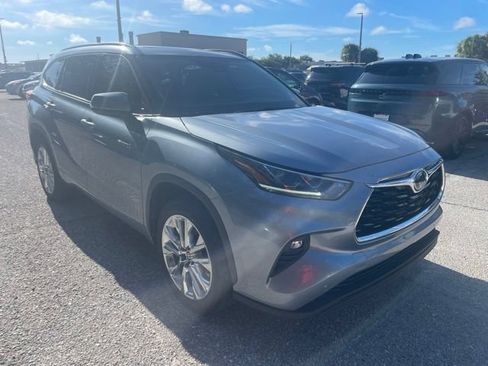 Used 2021 Toyota Highlander Limited FWD image 1