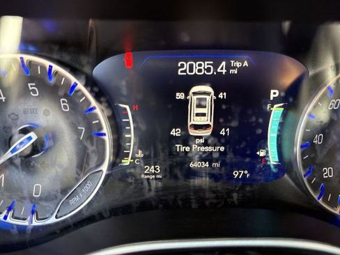 Used 2023 Chrysler Pacifica Touring-L image 5