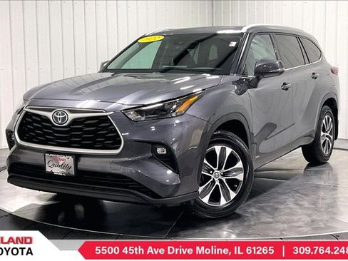 Used 2022 Toyota Highlander XLE AWD/4WD image 1