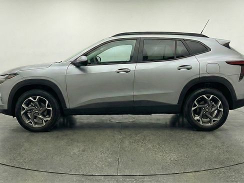 Used 2025 Chevrolet Trax LT FWD image 5