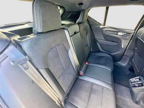 Used 2021 Volvo XC40 T4 R-Design image 30