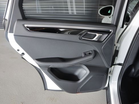 Certified 2023 Porsche Macan AWD/4WD image 23