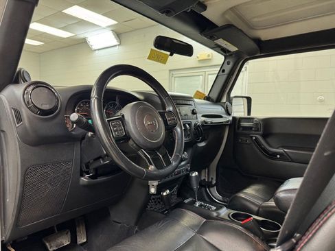 Used 2012 Jeep Wrangler Unlimited Sahara image 11