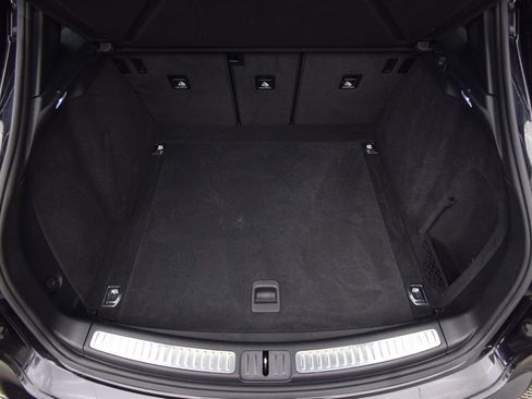 Used 2022 Porsche Macan Base AWD image 32