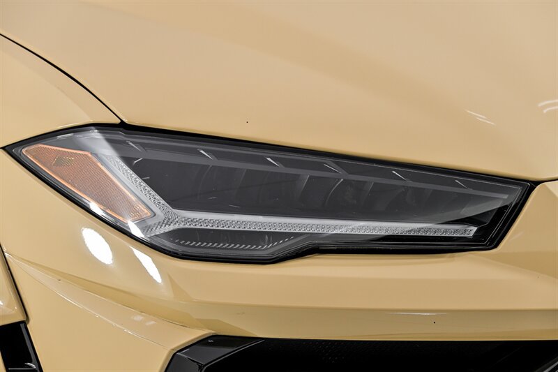 Used 2022 Lamborghini Urus AWD/4WD image 5