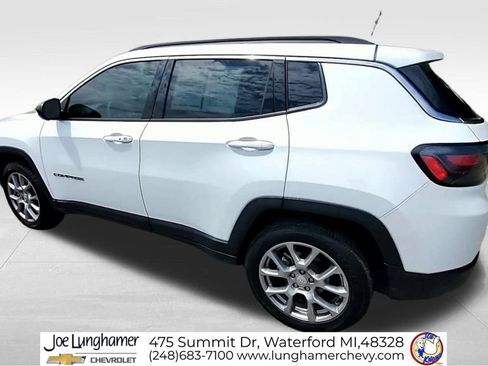 Used 2024 Jeep Compass Latitude w/ Sun and Sound Group AWD/4WD image 7