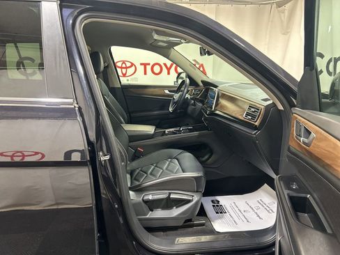 Used 2025 Volkswagen Atlas SE image 13