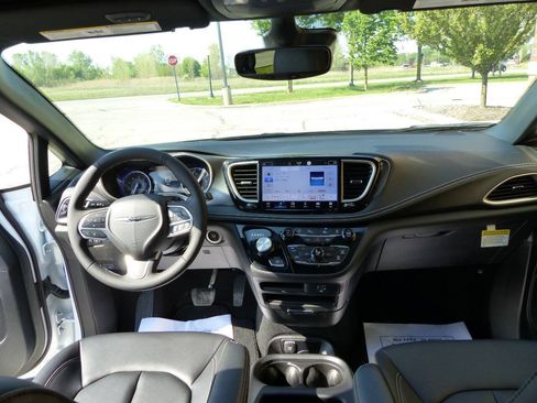 Used 2026 Chrysler Pacifica Select FWD image 54