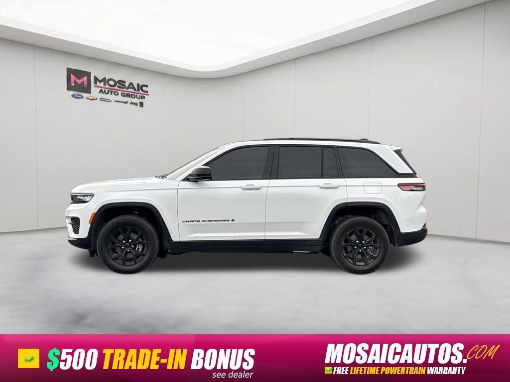 Used 2024 Jeep Grand Cherokee Altitude AWD/4WD image 4