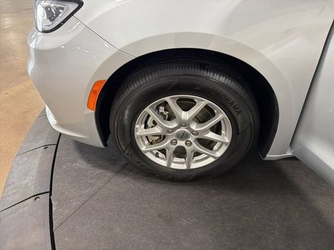 Used 2024 Chrysler Pacifica Touring-L FWD image 37