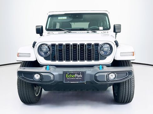 Used 2024 Jeep Wrangler Unlimited w/ LED Headlamp & Fog Lamp Group AWD/4WD image 2