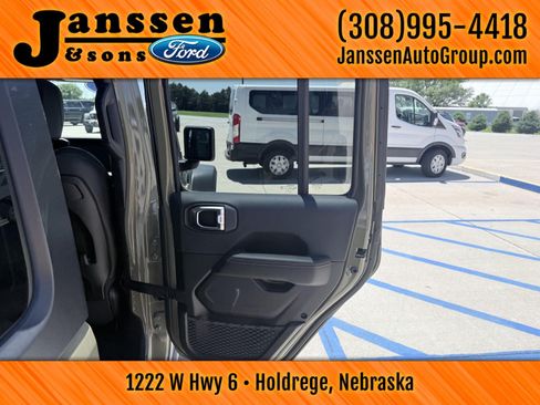 Used 2025 Jeep Wrangler Unlimited Rubicon w/ Convenience Group AWD/4WD image 14