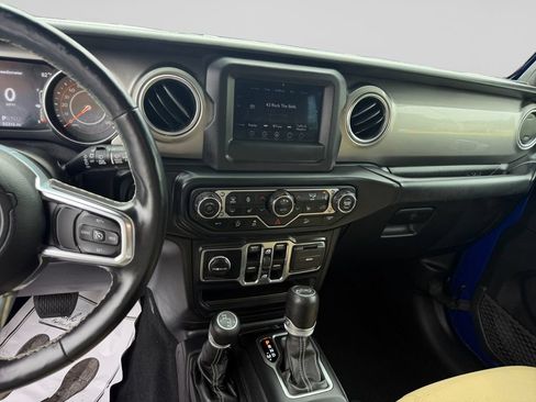 Used 2019 Jeep Wrangler Unlimited Sahara w/ Cold Weather Group AWD/4WD image 12