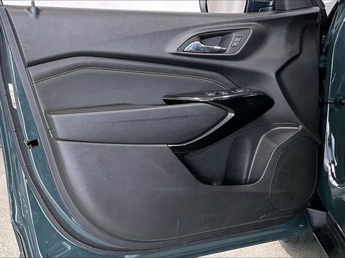 Used 2025 Chevrolet Trax LT FWD image 25