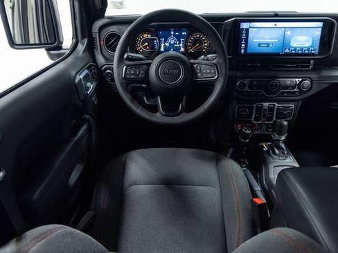 Used 2025 Jeep Wrangler Unlimited Rubicon AWD/4WD image 3