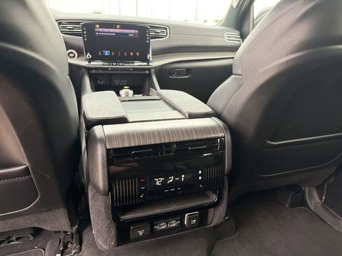Used 2024 Jeep Wagoneer L Series II w/ Flexible Seating Group RWD image 9