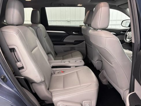 Used 2019 Toyota Highlander XLE AWD/4WD image 32