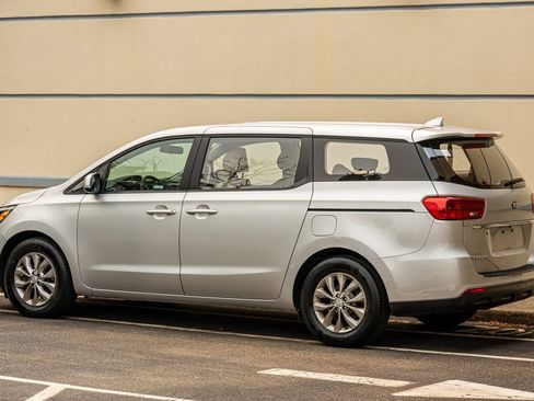 Used 2019 Kia Sedona L FWD image 11