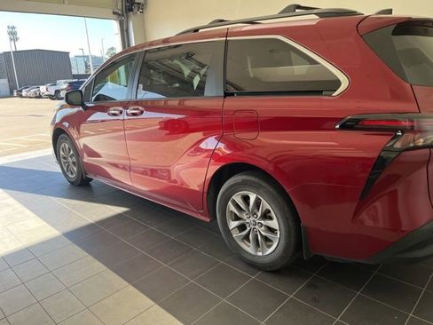 Used 2024 Toyota Sienna XLE image 10