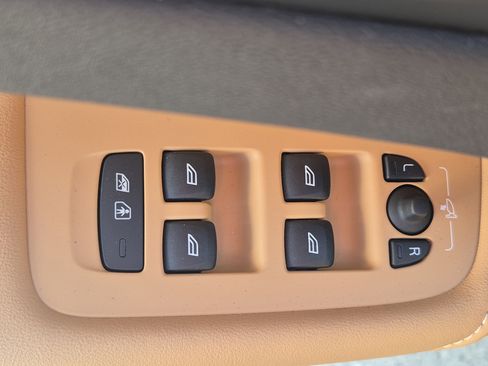 Used 2025 Volvo XC60 B5 Ultra w/ Protection Package image 25