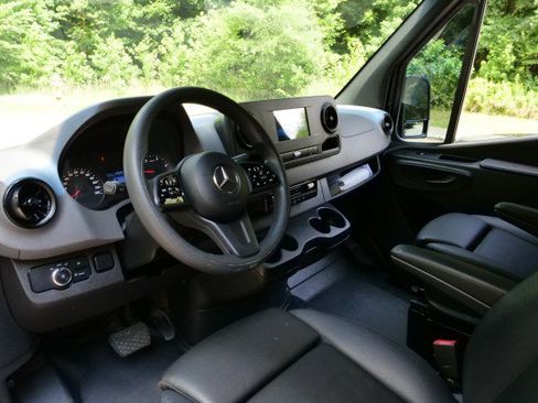 Used 2022 Mercedes-Benz Sprinter 2500 image 2