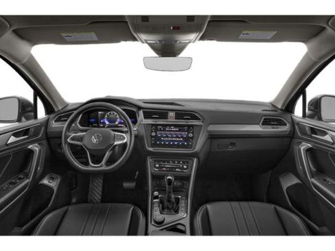 Used 2023 Volkswagen Tiguan SE w/ Panoramic Sunroof Package FWD image 11