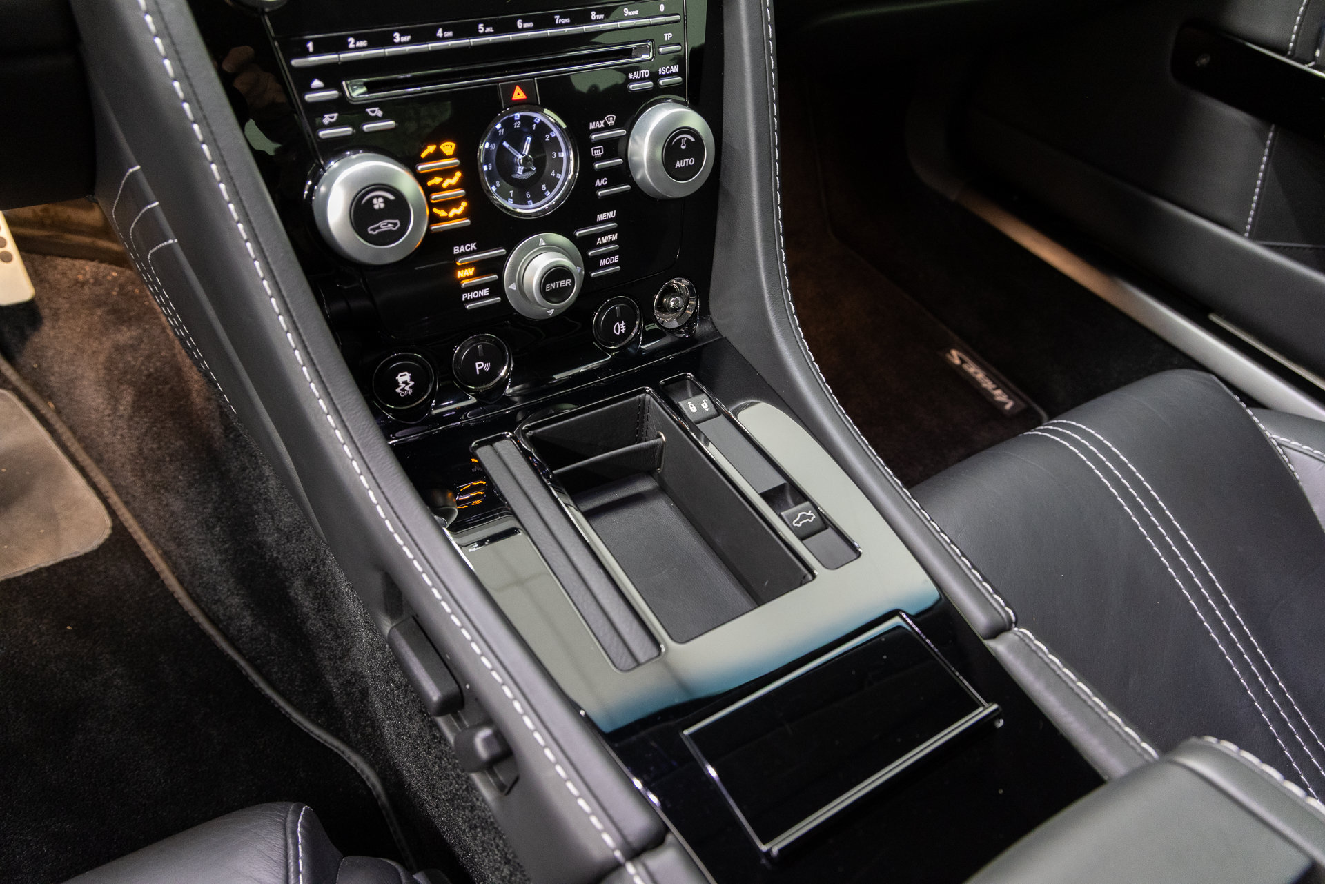 Used 2011 Aston Martin V8 Vantage S RWD image 17