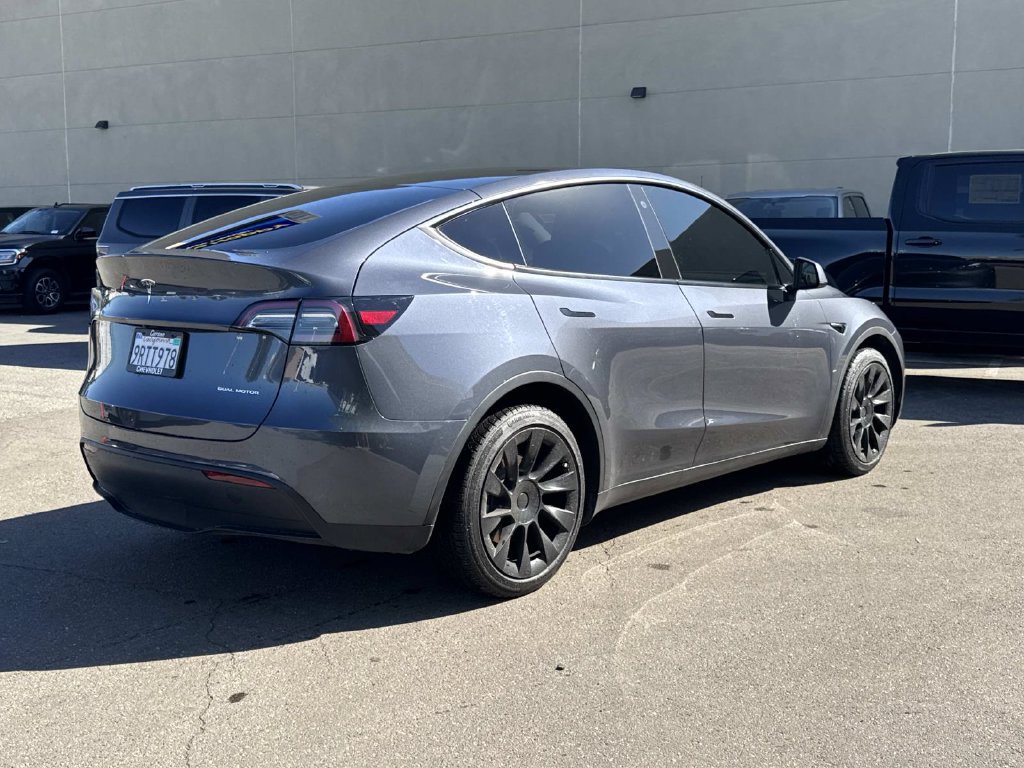 Used 2023 Tesla Model Y Long Range AWD/4WD image 3