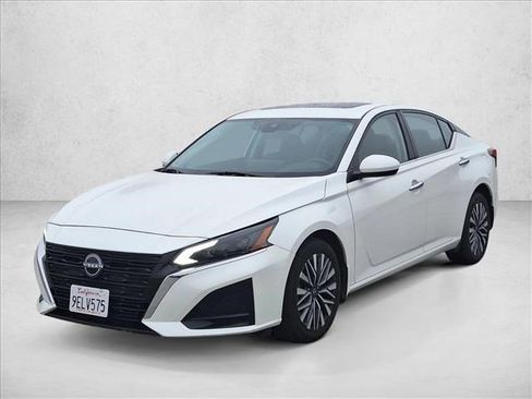 Used 2023 Nissan Altima 2.5 SV w/ SV Premium Package image 1