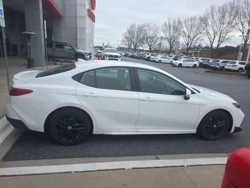 Used 2025 Toyota Camry SE image 4