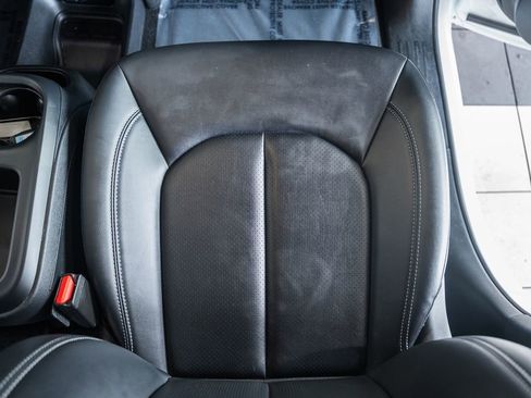 Used 2025 Chrysler Pacifica Select image 34