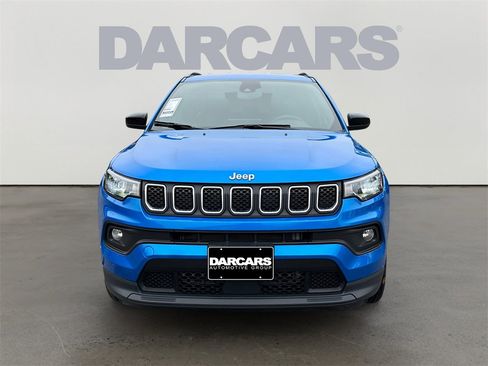 Used 2024 Jeep Compass Latitude image 2