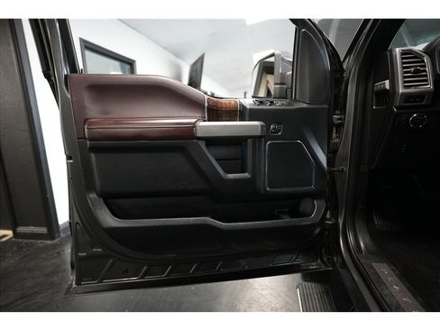 Used 2015 Ford F150 Platinum w/ Equipment Group 701A Luxury RWD image 16