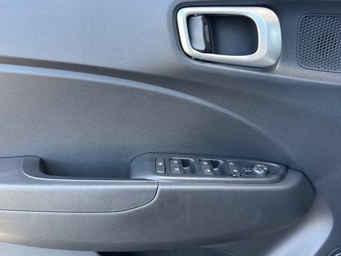 Used 2025 Hyundai Venue SEL FWD image 12