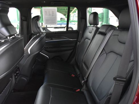 Used 2024 Jeep Grand Cherokee Overland w/ Luxury Tech Group IV AWD/4WD image 18