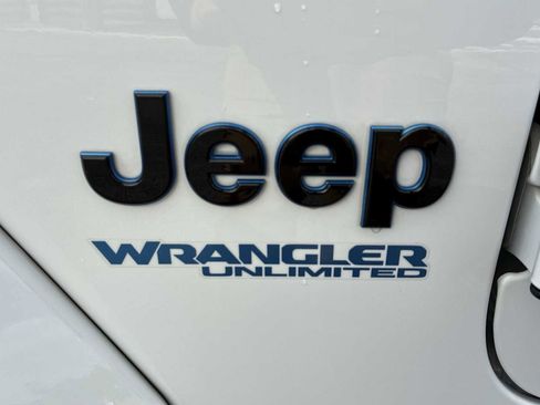 Used 2022 Jeep Wrangler Unlimited Sahara image 32