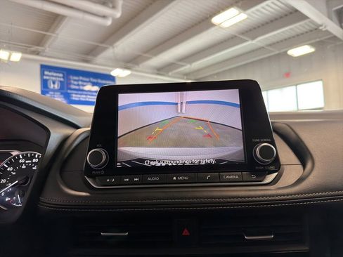 Used 2025 Nissan Rogue SV FWD image 14