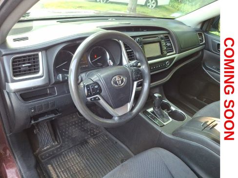 Used 2014 Toyota Highlander LE AWD/4WD image 10