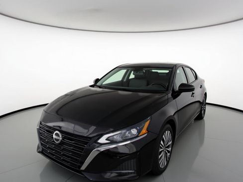 Used 2025 Nissan Altima 2.5 SV image 3