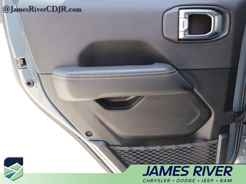 Used 2024 Jeep Wrangler Unlimited Sahara w/ Technology Group AWD/4WD image 15