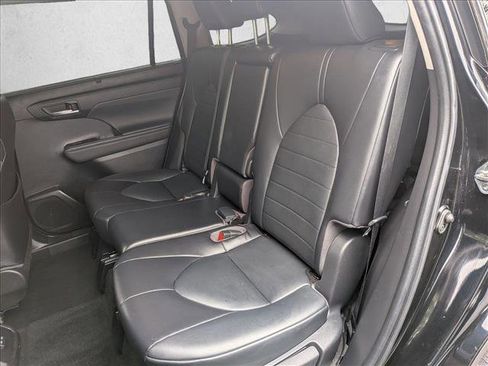 Used 2022 Toyota Highlander XLE image 19