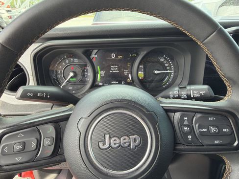 Used 2024 Jeep Wrangler Unlimited AWD/4WD image 12