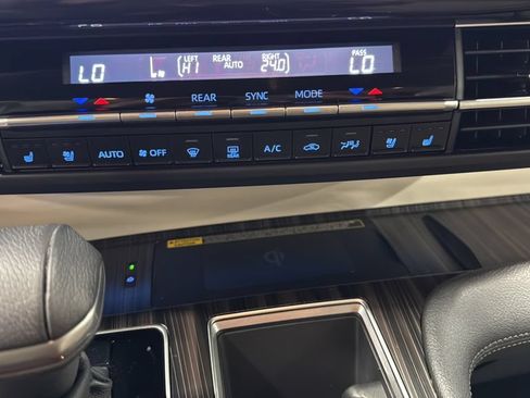 Used 2023 Toyota Sienna Limited AWD/4WD image 31