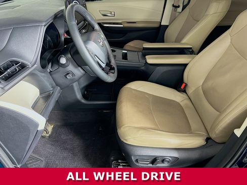 Used 2023 Toyota Sienna Limited image 3