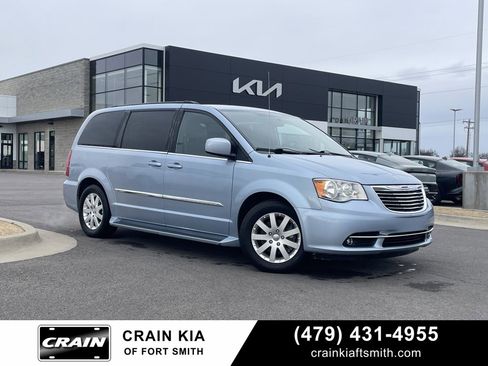 Used 2013 Chrysler Town & Country Touring image 1
