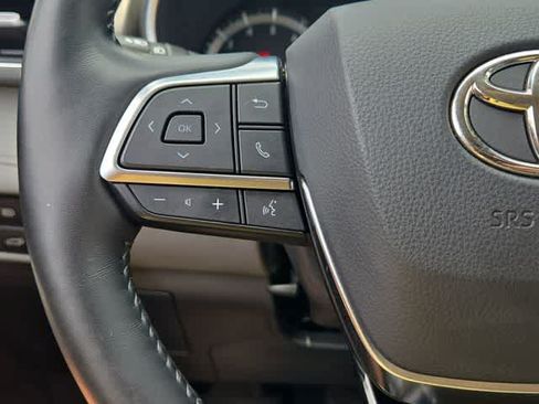 Used 2021 Toyota Highlander Limited FWD image 23