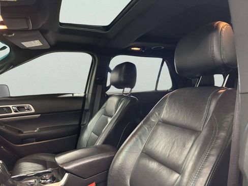 Used 2015 Ford Explorer XLT w/ Equipment Group 202B AWD/4WD image 18